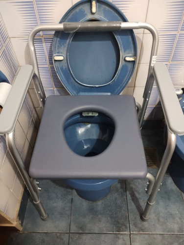 Imagen 3 de 9 de Silla De Baño En Aluminio Ultraliviano Regulable En Altura
