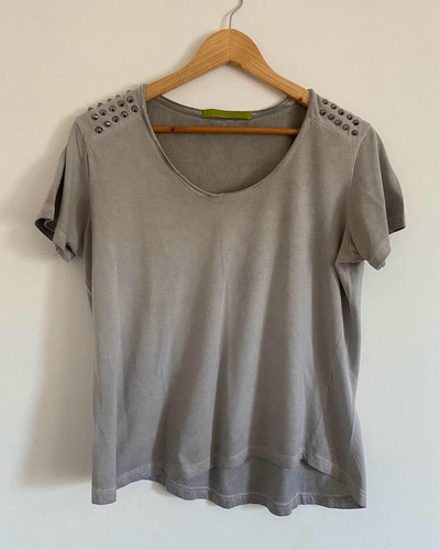 Rapsodia. Remera Gris Con Tachas. Mujer #atu121