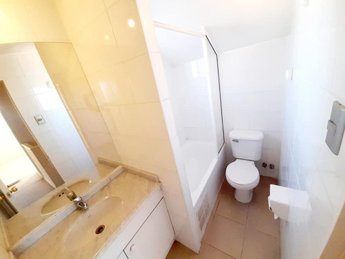 Esplendida Casa Aislada De 3 Pisos En Barrio Residencial...