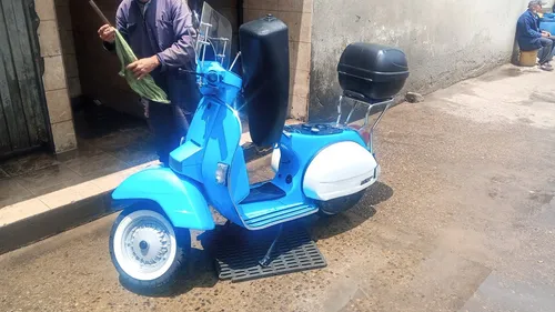 Vespa Piaggio 150, Color Azul Cielo Y Blanco