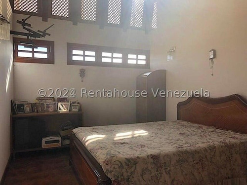 Tg Excelente Casa En Venta En Santa Paula Con Terraza Y Hermosa Vista, Calle Cerrada. 24-28413 Ys