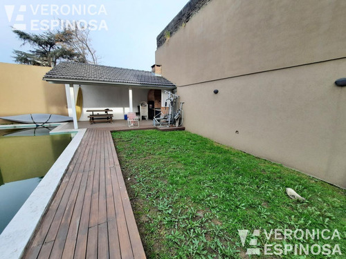 Casa De Cuatro Ambientes En Venta- Villa Luzuriaga. Importante Propiedad, Renta Asegurada!