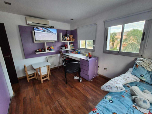 Casa En Venta - 7 Dormitorios 5 Baños - Berazategui