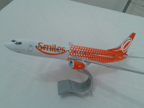 Maquete Em Resina Avião 737- 800 Smiles