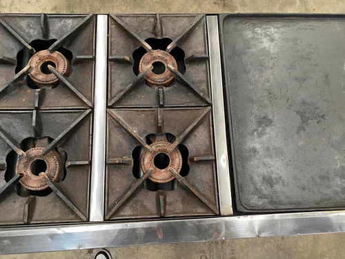 Imagen 2 de 2 de Cocina Industrial De Cuatro Hornillas Con Horno Y Gratinador