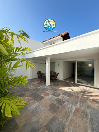 Casa En Venta En Res. Playuela - Tucacas.