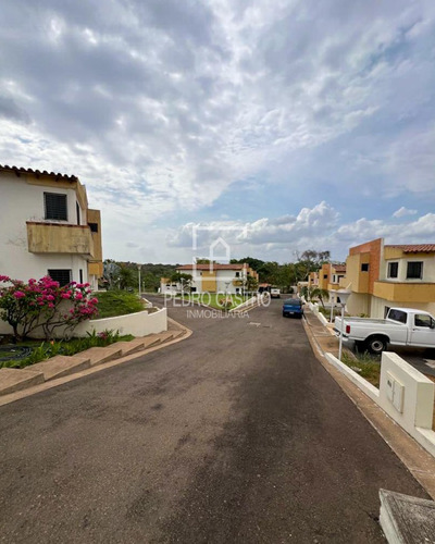 Venta Tonw House En Villa Granada Conjunto Residencial Athenea Place, Puerto Ordaz, Guayana, Bolivar, Venezuela