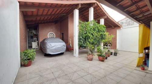 Casa A 200 Mts Da Praia. Lugar Muito Tranquilo Seguro Em Bairro Nobre. Casa Isolada. Estrutura Do Telhado Reformada - Madeiramento Com Manta. Parte Elétrica Revisada E Fiação Novos