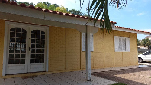 1.500 M², Condomínio Fechado, Casa Em Alvenaria E Piscina !