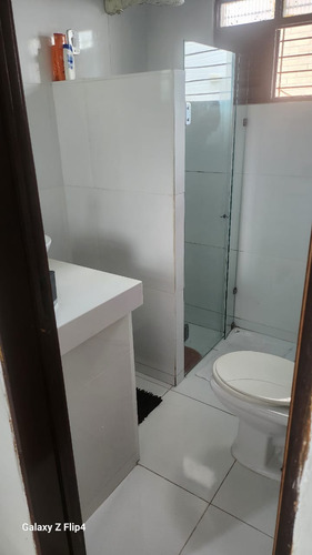 Casa Gradeada Com 5 Quartos (1 Suíte), Bem Localizada E Bem Ventilada. Reformada.