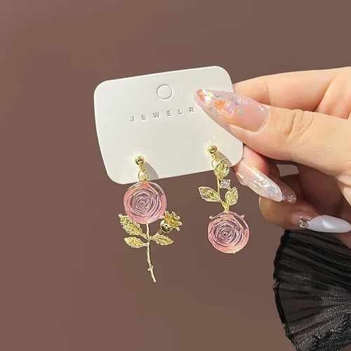 Aretes De Flores Asimétricas Con Color Dorado De Acero