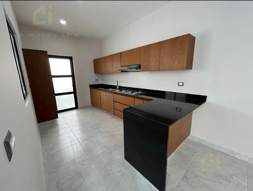 Casa En Venta En Fraccionamiento Lomas De La Rioja, Veracruz - 3 Recámaras Con Baño Privado, Jardín Y Cochera Techada Para 2 Autos