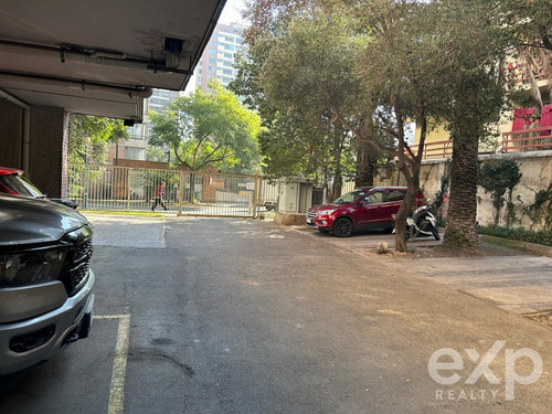 Departamento En Venta De 4 Dorm. En Ñuñoa, Excelente Estado