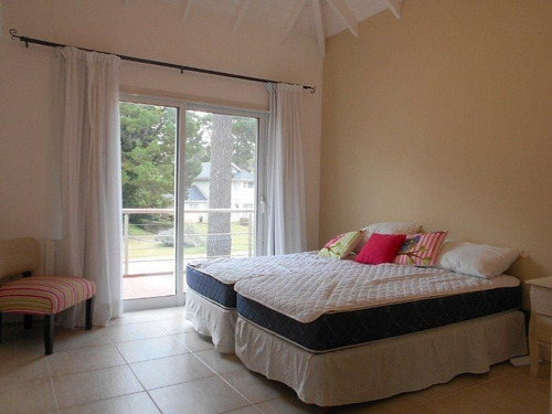 Chalet Moderno, En Dos Plantas, De 4 Dormitorios, Doble Gara
