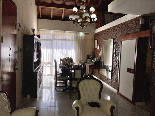 Venta De Casa Más Departamento Tres Ambientes