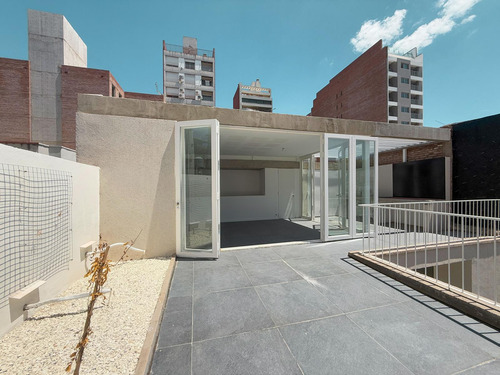 Casa De Pasillo Con 3 Dormitorios Más Quincho Y Terraza Con Parrillero