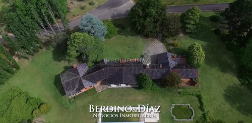Extraordinaria Casa Con 10.000 M2 De Terreno Sobre Cancha De Golf- Ref: 342