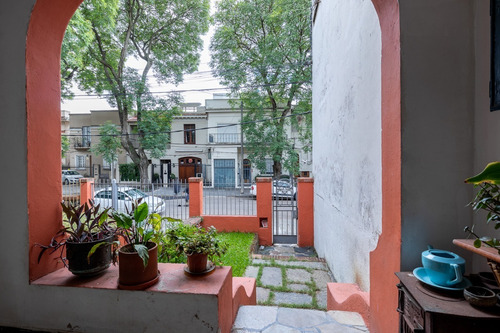 Hermosa Casa En Pocitos, 4 Dormitorios 3 Baños, Uno En Suite, Jardín. Garaje. Amplias Habitaciones. Calle Muy Tranquila. Oportunidad.