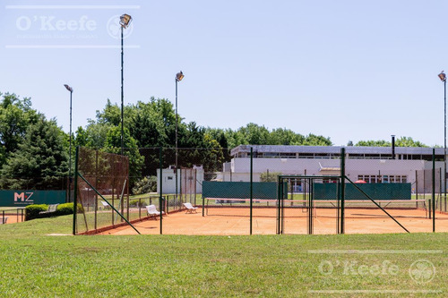 Imagen 19 de 30 de Casa En Venta De 5 Ambientes Con Vista Al Golf En Abril Club De Campo