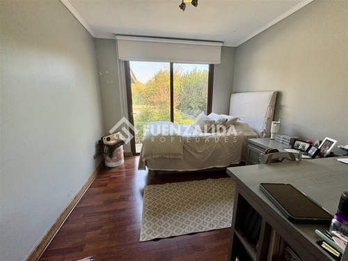 Casa En Venta De 5 Dorm. En Colina