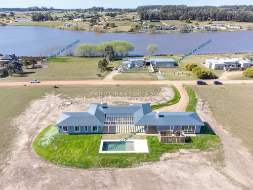 Casa De 4 Dormitorios En Pueblo Mio, Punta Del Este