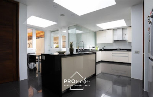 Casa En Venta De 7 Dorm. En La Reina