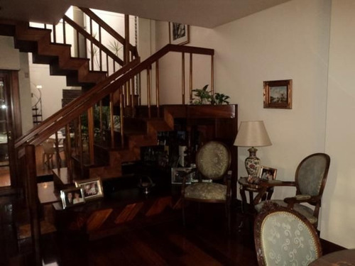 Imagen 3 de 9 de Venta De Chalet 4 Ambientes En Barrio Naon, Capital Federal