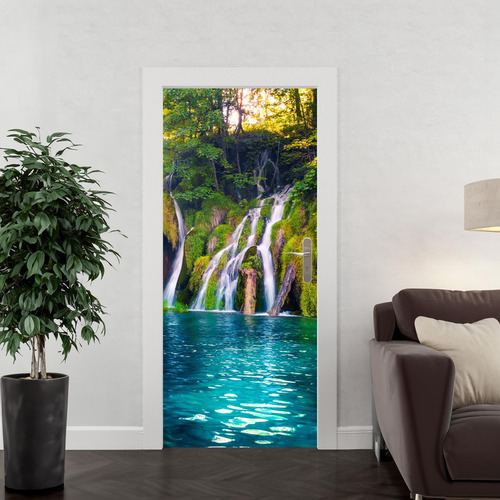 Adesivo Decorativo Para Porta ou Parede Luz do Sol Ilumina Cachoeira de Água Pura. Primavera Floresta Verde Lago Azul Ideal Para Decoração De Interiores Fácil Aplicação E Remoção Transforma O Ambiente