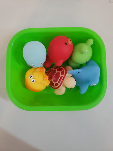 Kit C 6 Bichinhos Para Banho +bandeja Apito Apertar Esguicha