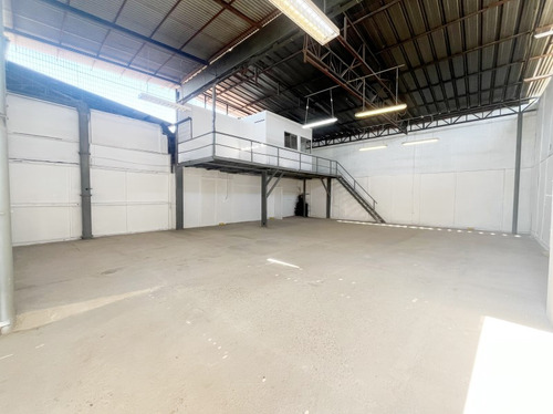Bodega 150 Mt2. En Eyzaguirre / Tocornal Grez