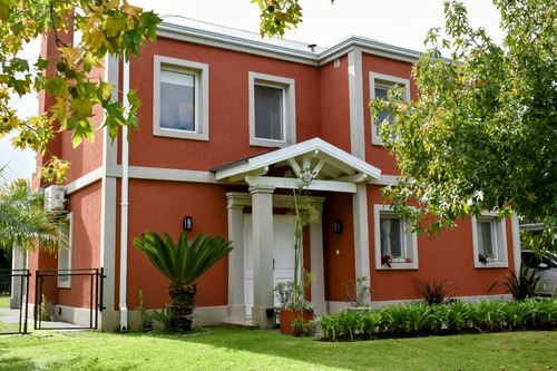 Casa En Venta Barrio Los Jazmines, Pilar Del Este