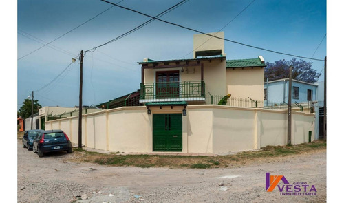 En Venta - Gran Casa En B° Grand Bourg - 450 M2 De Terreno