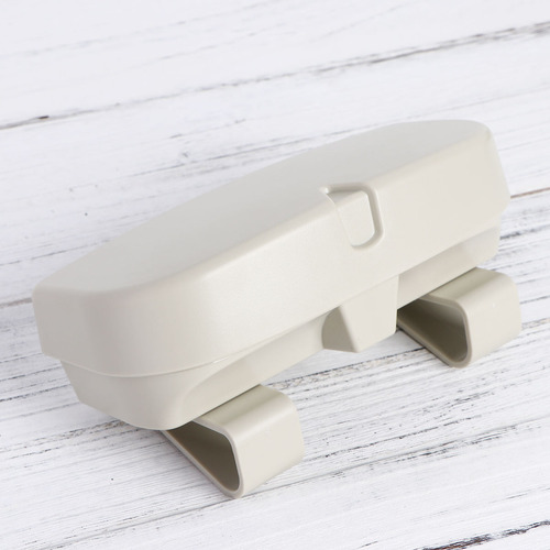 La Caja De Almacenamiento Para Gafas De Sol De Coche Se Fija