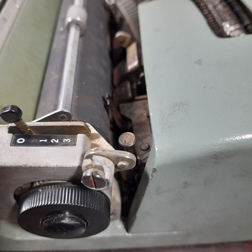 Imagem 6 de 8 de Máquina De Escrever Lettera 32 P/conserto Peças Ou Decoração