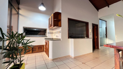 Alquilo Casa Con Piscina En Pleno Centro De Encarnación: 5 Habitaciones Y 4 Baños
