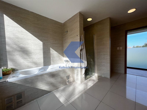 Casa En Venta De 7 Dorm. En Condominio Brisas De Chicureo
