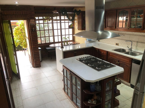 Merolla Vende | Hermosa Casa De Seis Ambientes En Parque Patricios Usd 550.000