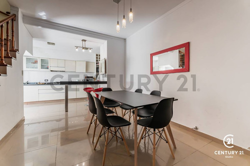 Venta Casa 3 Plantas 5 Dormitorio Cochera Quincho Terraza Jacuzzi. Abasto, Rosario
