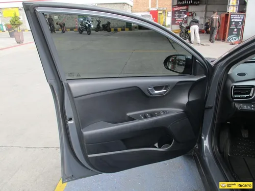 Kia Stonic Zenith Hybrid 4x2 1000cc Mt Aa