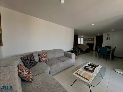 Apartamento Con Comodos Espacios En Sabaneta(mls#250053)