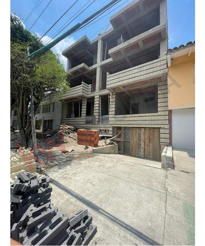 Venta De Apartamento Con Piscina Privada, Area 220 M2, Dos Parqueaderos, Ascensor.