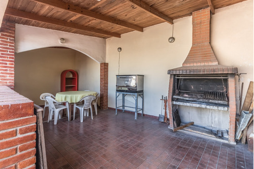 Casa. 13 Ambientes. 11 Dormitorios. Cochera. Patio. Terraza. Quincho. Parrilla