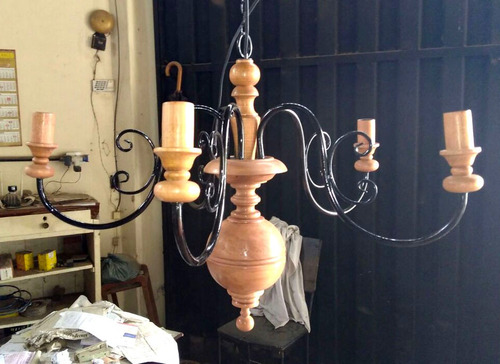 Imagem 2 de 2 de Lustre Artesanal Em Ferro E Madeira Torneada 05 Lâmpadas