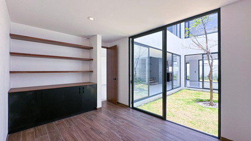 Casa En Venta En Metepec Con Diseño Moderno Y Jardín Interno