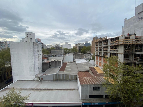 Imagen 6 de 8 de Venta Apartamento De 1 Dormitorio Piso Alto Frente A Estrenar Centro