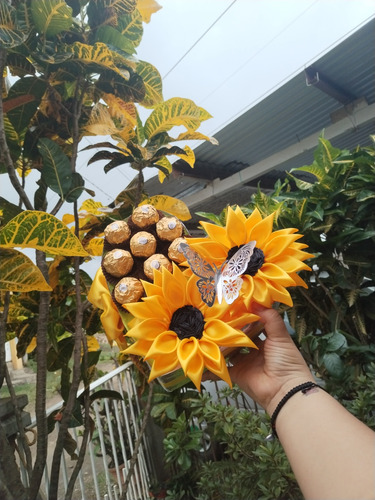 Arreglo En Forma De Corazón Con Girasoles Y Chocolates