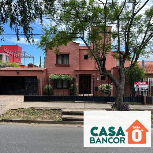 ¡apta Crédito!¡hermosa Casa En El Corazón De Villa Belgrano! 3 Dorm. Con Jardín Y Pileta-