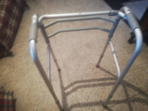 Andadera De Aluminio Plegable Para Adulto (Usado)