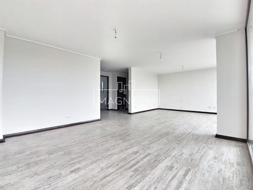 Casa En Venta De 3 Dorm. 4 Baños Más Escritorio, En Concón