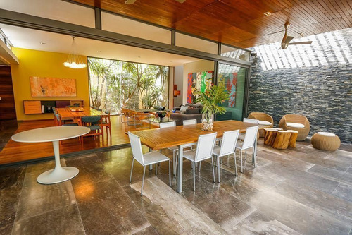 Residencia De Lujo En Villas Del Mesón, Arbolada, Única En Su Tipo !!